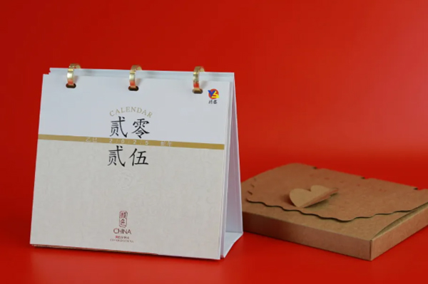 揚(yáng)盛2025臺(tái)歷來(lái)啦 | 以色彩與工藝演繹中國(guó)美學(xué)